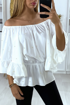 Blouse blanche ample cintrée à la taille, col échancré, tissu perlé et manches à volants