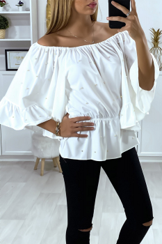 Blouse blanche ample cintrée à la taille, col échancré, tissu perlé et manches à volants