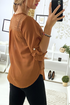 Blouse camel avec dentelle à l'avant et 3 boutons