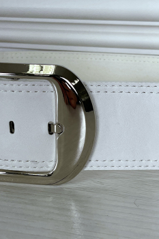 Ceinture chic type cuir blanche à grosse boucle argentée