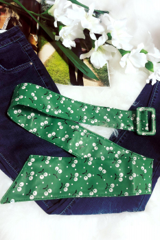 Ceinture fantaisie fond vert pomme à motif cerises blanches