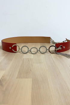 Ceinture rouge avec fermeture boucles chaîne et strass. 