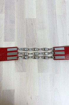 Ceinture rouge avec fermeture boucles chaîne et strass. 