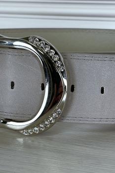Ceinture style cuir, gris perle avec boucle argentée
