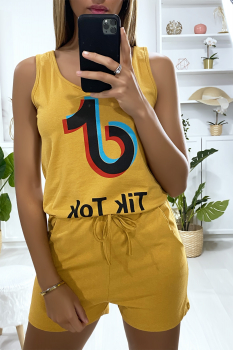 Combi-short moutarde avec écriture TIK TOK et poches