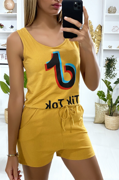 Combi-short moutarde avec écriture TIK TOK et poches