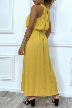 Jolie robe longue fluide couleur soleil à col rond sans manches