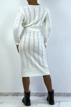 Longue robe-pull blanche, maille tressée, avec ceinture