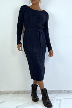 Longue robe-pull bleu marine, maille tressée, avec ceinture