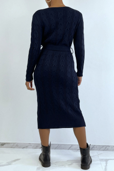 Longue robe-pull bleu marine, maille tressée, avec ceinture