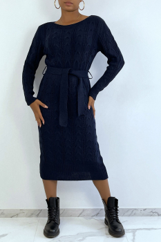 Longue robe-pull bleu marine, maille tressée, avec ceinture