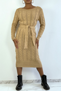 Longue robe-pull camel, maille tressée, avec ceinture