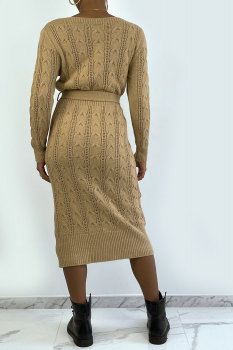 Longue robe-pull camel, maille tressée, avec ceinture