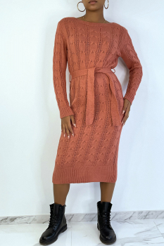 Longue robe-pull rose-orangé, maille tressée, avec ceinture