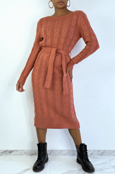 Longue robe-pull rose-orangé, maille tressée, avec ceinture