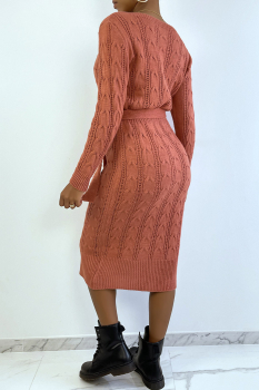 Longue robe-pull rose-orangé, maille tressée, avec ceinture