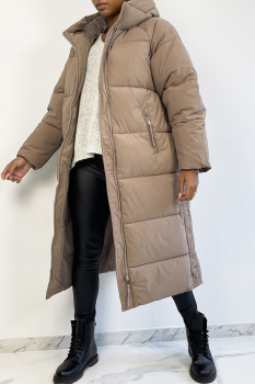 Manteau long taupe, type doudoune matelassé, avec capuche et poches