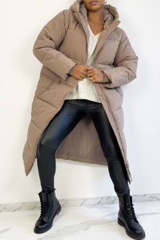 Manteau long taupe, type doudoune matelassé, avec capuche et poches