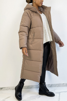 Manteau long taupe, type doudoune matelassé, avec capuche et poches