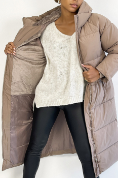 Manteau long taupe, type doudoune matelassé, avec capuche et poches