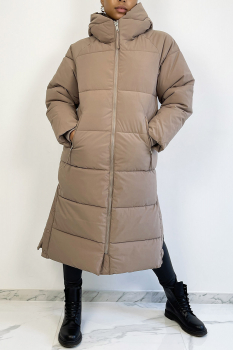 Manteau long taupe, type doudoune matelassé, avec capuche et poches