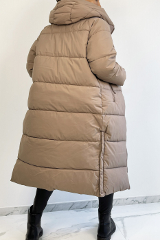 Manteau long taupe, type doudoune matelassé, avec capuche et poches