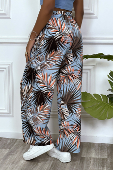 Pantalon palazzo fond bleu clair, imprimé feuilles