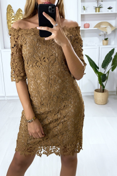 Robe camel col bateau et très chic en dentelle doublé