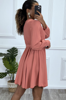 Robe évasée cache coeur couleur corail nouée à la taille