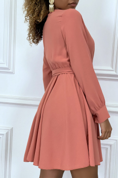 Robe évasée cache coeur couleur corail nouée à la taille