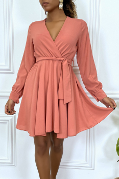Robe évasée cache coeur couleur corail nouée à la taille