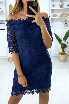 Robe marine col bateau et très chic en dentelle doublé