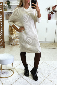 Robe-pull beige, col V, manches amples mi-longues