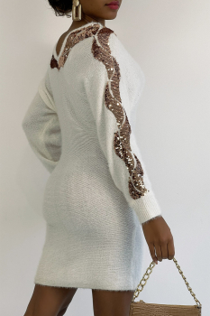 Robe-pull blanche, matière très douce, maille perlée, ornée aux col et manches