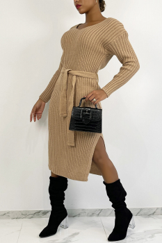 Robe-pull camel , longueur genoux, fendues aux côtés, noeud à la taille