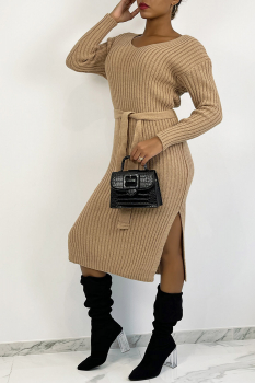 Robe-pull camel , longueur genoux, fendues aux côtés, noeud à la taille