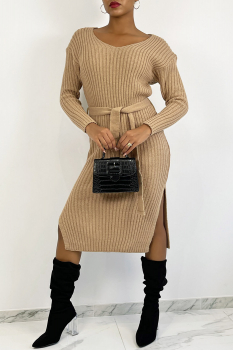 Robe-pull camel , longueur genoux, fendues aux côtés, noeud à la taille