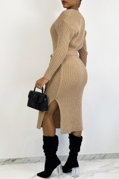 Robe-pull camel , longueur genoux, fendues aux côtés, noeud à la taille
