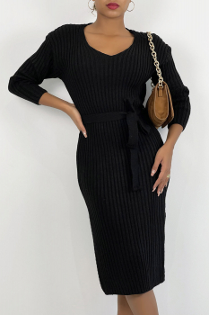 Robe-pull noire, longueur genoux, fendues aux côtés, noeud à la taille