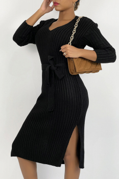 Robe-pull noire, longueur genoux, fendues aux côtés, noeud à la taille