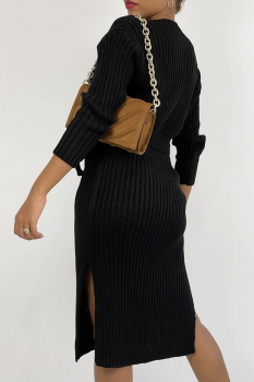 Robe-pull noire, longueur genoux, fendues aux côtés, noeud à la taille