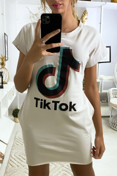 Robe tee shirt beige avec poche et écriture TIKTOK
