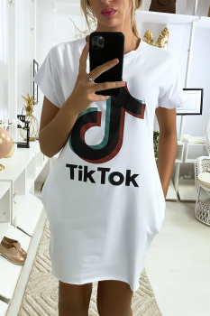 Robe tee shirt blanc avec poche et écriture TIKTOK