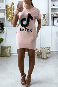 Robe tee shirt rose avec poche et écriture TIKTOK