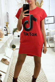 Robe tee shirt rouge avec poche et écriture TIKTOK