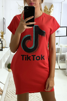 Robe tee shirt rouge avec poche et écriture TIKTOK