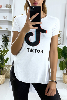 Tee-shirt femme en blanc plus long à l'arrière avec écriture TIKTOK. 