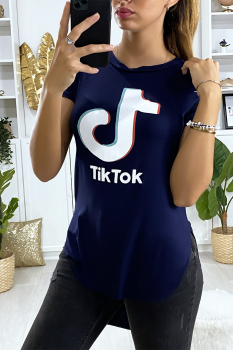Tee-shirt femme en marine plus long à l'arrière avec écriture TIKTOK.