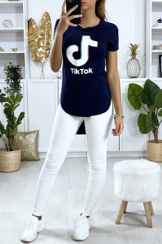 Tee-shirt femme en marine plus long à l'arrière avec écriture TIKTOK.