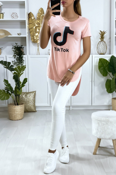 Tee-shirt femme en rose plus long à l'arrière avec écriture TIKTOK.